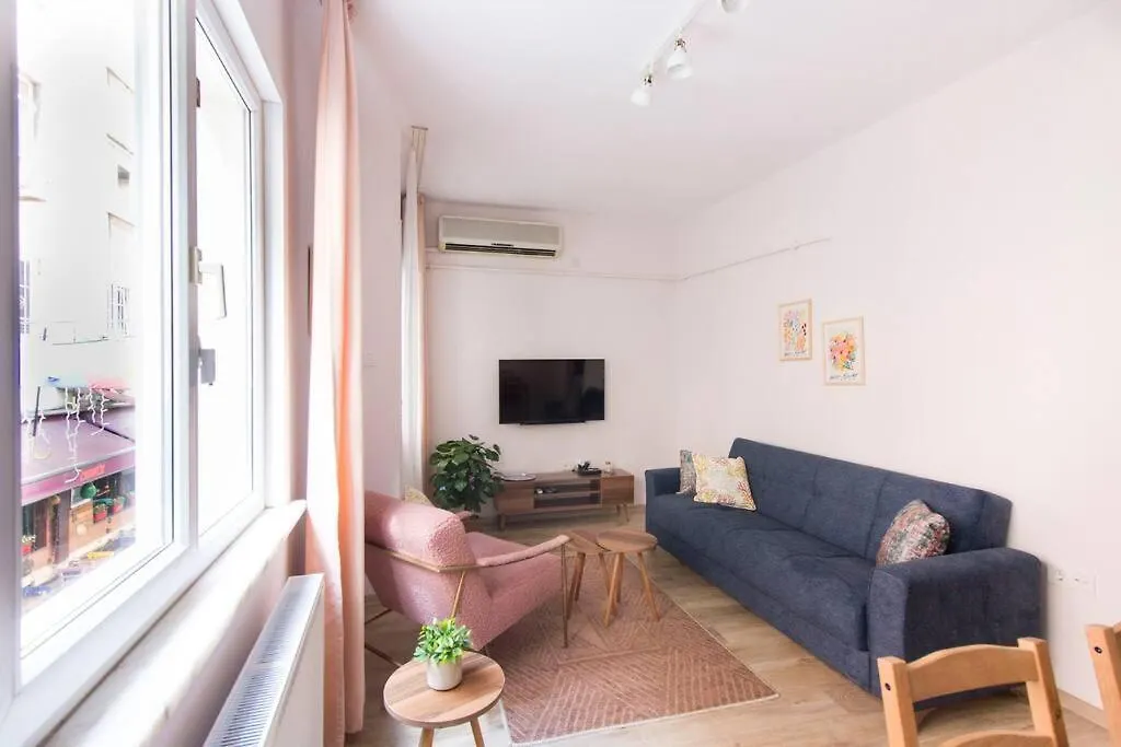 Soft Modern Inspiring Flat In The Center Of Moda Istanbul